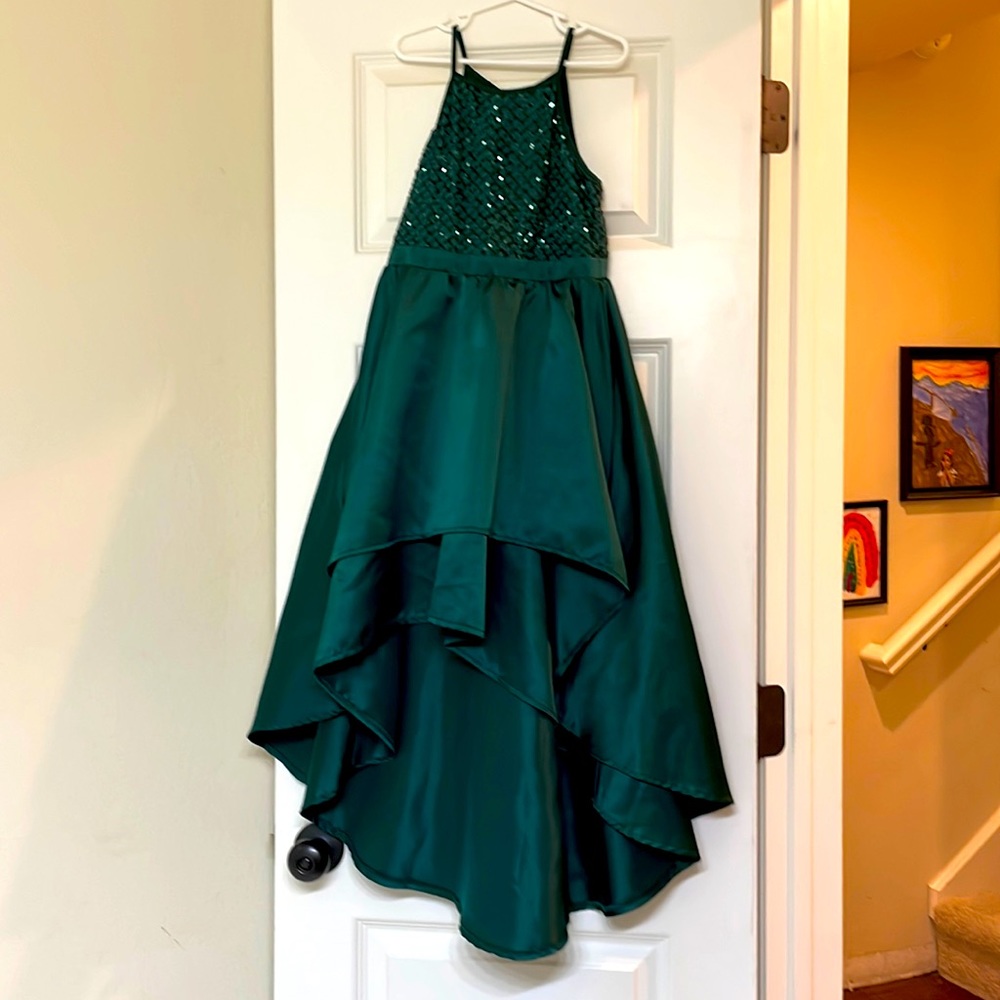 GIRLS FORMAL HUNTER GREEN DRESS. LATTICE SEQUIN TOP.